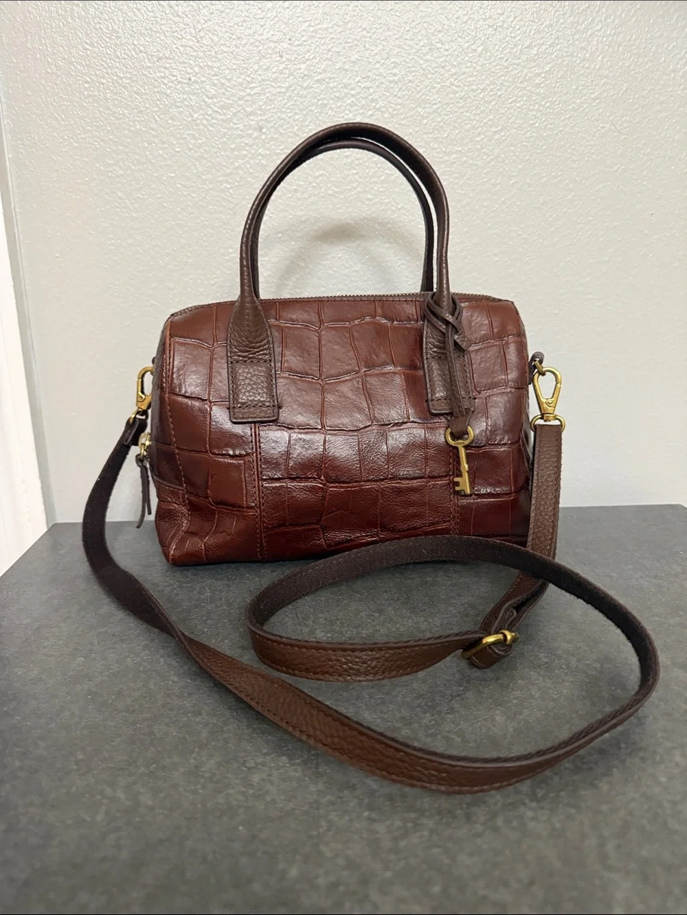 Preloved Fossil embossed leather satchel crossbody bag. Vintage